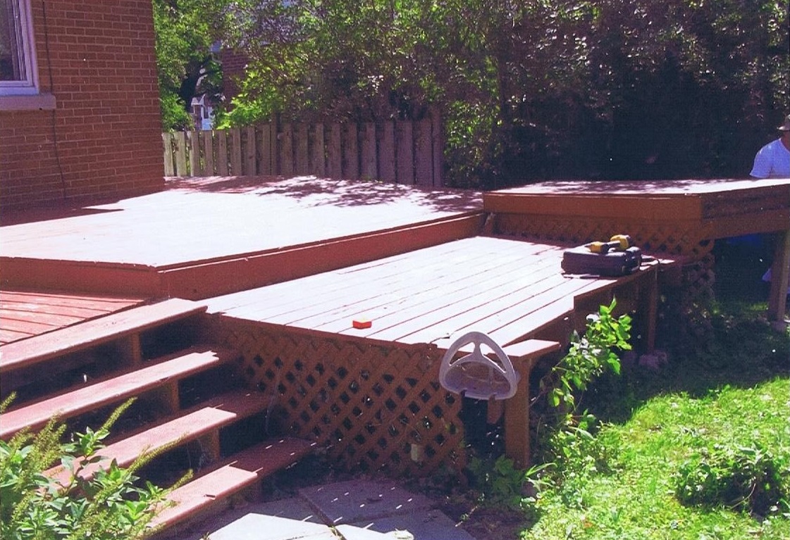 Wood deck design by Williamsburg Woods and Garden, Eastern Ontario