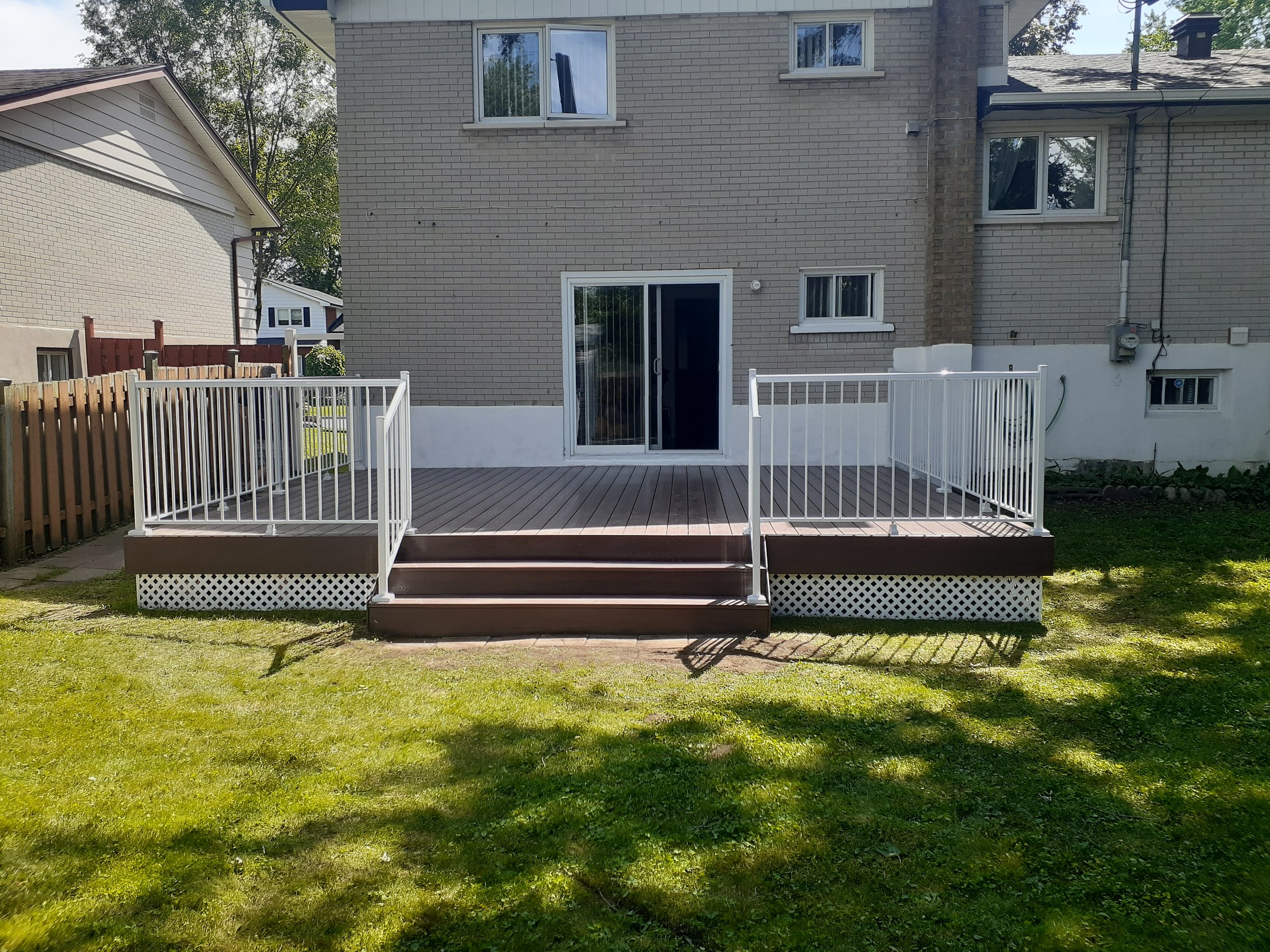 PVC Kingswood deck built by Williamsburg Woods and Garden, Ontario